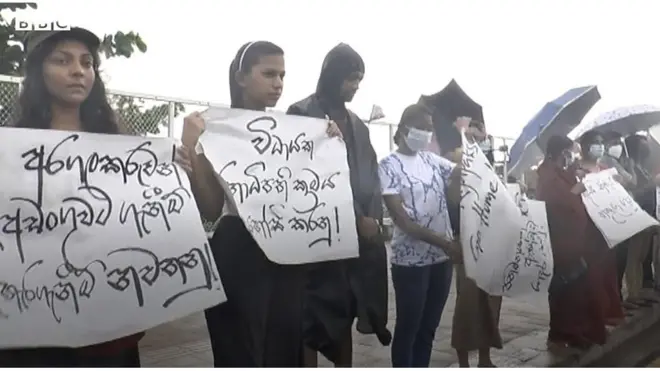 ''දැන් හත්පොලේ ගාගෙන ඉන්නේ. කරුණාකරලා බැහැල යන්න මේ තරුණ ළමයින්ට රට දීලා.''