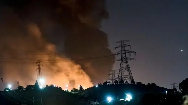 در سومین روز از موج حملات اسرائیل علیه ایران، یکشنبه، ۱۵ ژوئن ۲۰۲۵، دود از مکان‌های هدف قرار گرفته در تهران به هوا برخاسته است.