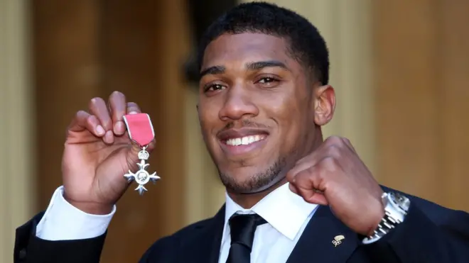 Anthony Joshua wey don win Olympic Gold Medal bin collect Member of the British Empire (MBE) medal accolades from Buckingham Palace inside central London for 2013.