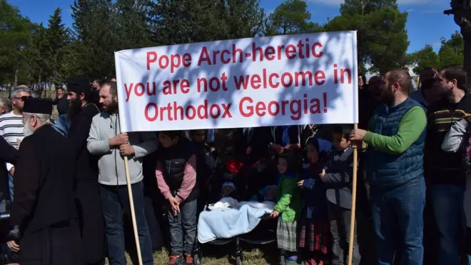 "Папа-архиеретик, тебе не рады в православной Грузии", - гласил один из плакатов