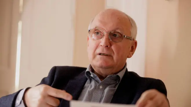 Андраш Бака, венгерский юрист, бывший судья Европейского суда по правам человека и бывший председатель Верховного суда Венгрии, позирует для фотосъемки в перерыве между интервью агентству AFP 8 февраля 2022 года в Будапеште