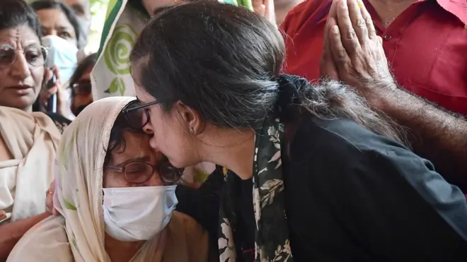 चरमपंथियों के हाथों मारे गए माखन लाल बिंदरू के परिजन