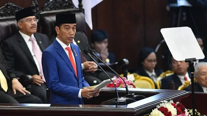 "Saya mengajak semua lembaga-lembaga negara untuk membangun sinergi yang kuat guna menyelesaikan tugas sejarah kita," kata Jokowi.
