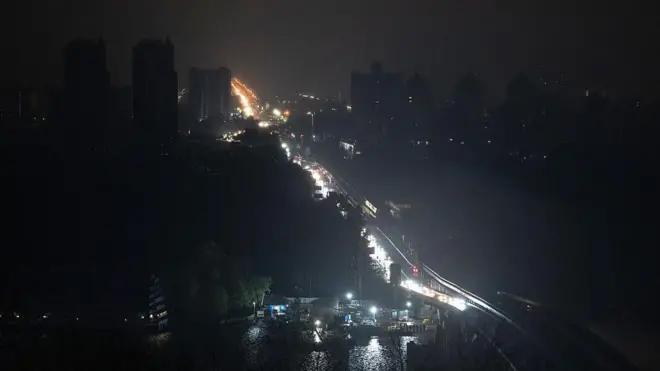 Фари транспортних засобів освітлюють автомагістраль під час відключення електроенергії в Києві, Україна, у п'ятницю, 10 жовтня 2025 року.