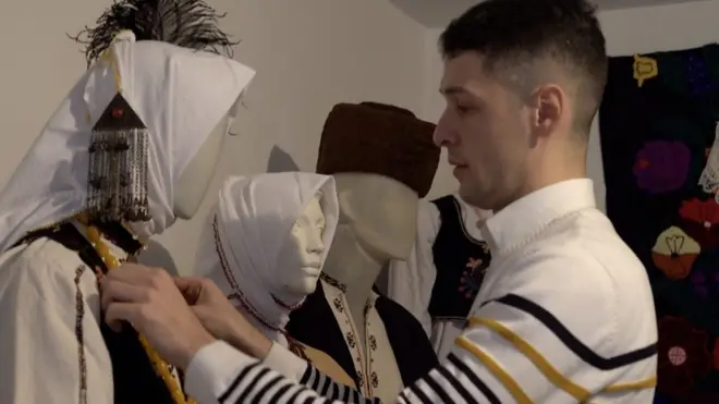 Milan sa lutkom obučenom u nošnju