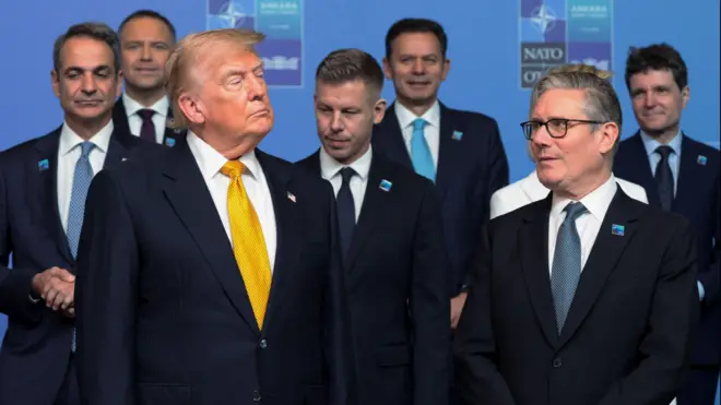 NATO首脳会議の集合写真撮影時に、スターマー英首相を見下ろすトランプ米大統領