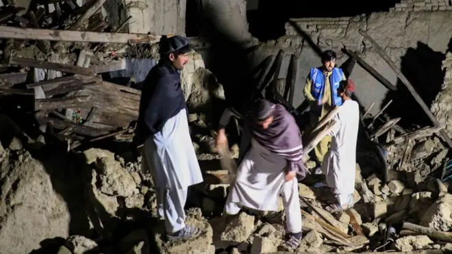 تلاش برای یافتن زیرآوار ماندگان ادامه دارد