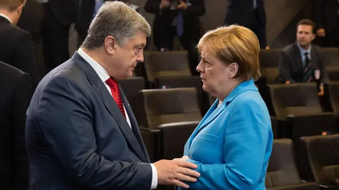 Ангела Меркель та Петро Порошенко під часу саміту НАТО в Брюсселі, 12 липня 2018 року