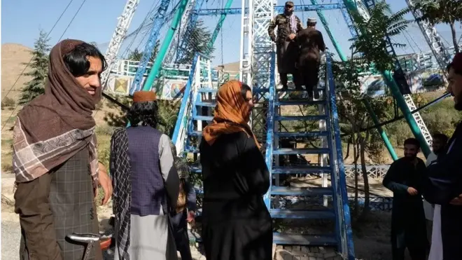 Афғонистонда фазилатни тарғиб қилиш ва иллатларнинг олдини олиш вазирлиги вакилининг Би-би-сига айтишича, пойтахтдаги боғларнинг бошқарувчиларига аёллар киришини тақиқлаш буюрилган