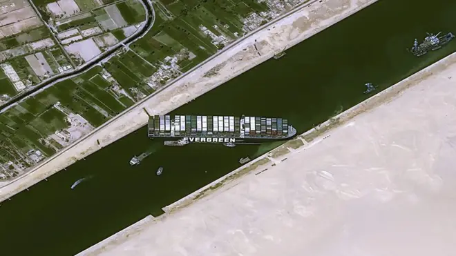 قول الخبراء إنه على الرغم من الجهود المبذولة لتخليص السفينة، إلا أن الأمر قد يستغرق أسابيع.