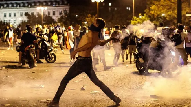 احتفالات باريس بكأس العالم تتحول إلى أعمال شغب