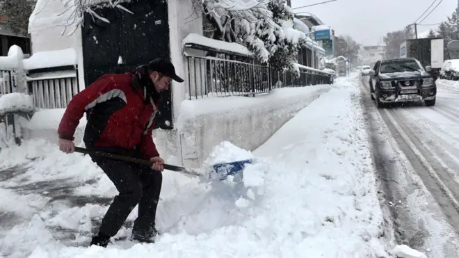 Циклон, пришедший в Европу из Сибири, прозвали "зверем с Востока" (Beast from the east). На фото: мужчина убирает снег в Хотиатисе, в 40 км от Салоников в Греции.