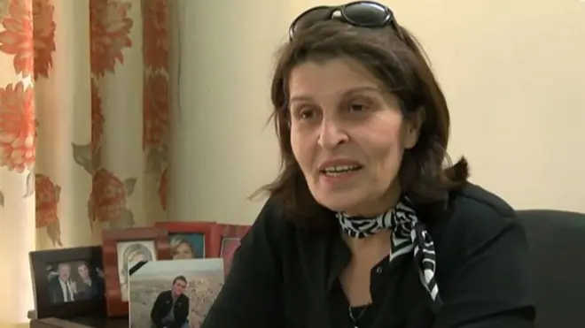 إنصاف حمد الأستاذة في علم الاجتماع والفلسفة في جامعة دمشق، تتحدث لبي بي سي عن الدور الذي لعبته المرأة والتحديات التي واجهتها خلال الصراع الدائر في سوريا.