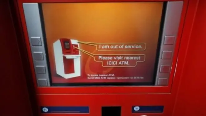 ملک کے بیشتر ایے ٹی ایم خالی ہیں اور بینکوں کے باہر زبردست بھیڑ ہے