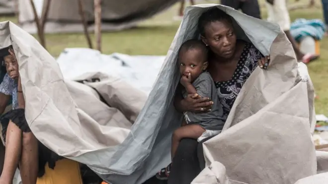 Se calcula que al menos 30 mil personas quedaron sin hogar tras el terremoto de magnitud 7.2.