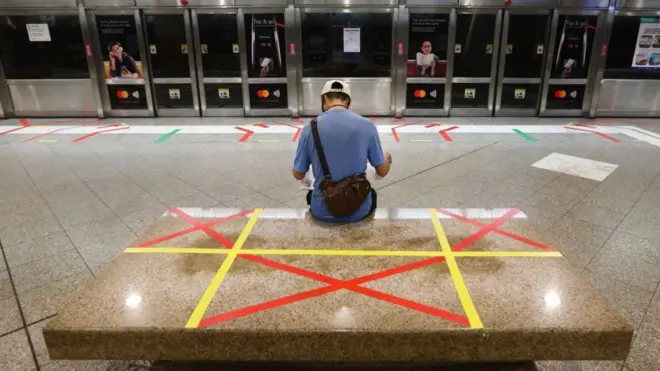 Hombre leyendo el periódico en una estaciónsimulador de apostas esportivastrenes