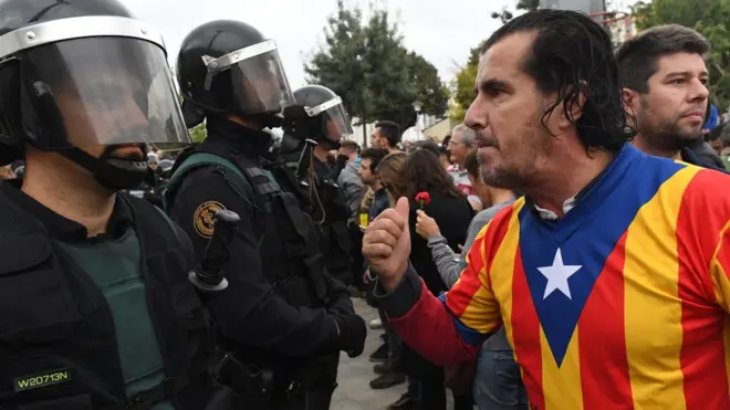 Phe độc lập Catalonia đối mặt với cảnh sát