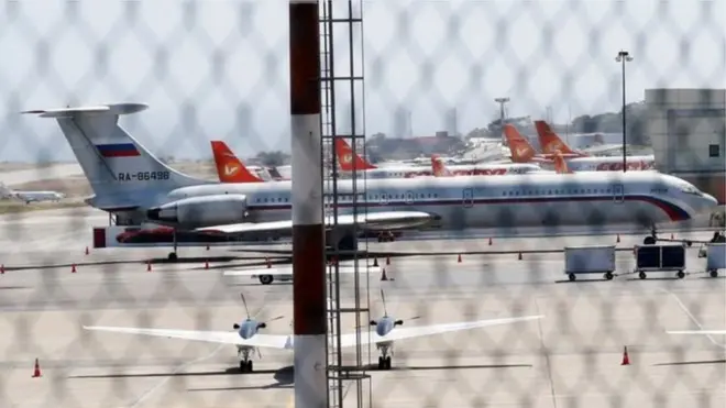 委内瑞拉记者说，两架俄罗斯飞机降落该国首都机场，运来约100名军人和35吨设备。