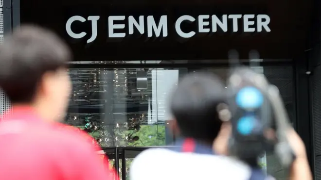 의혹이 커지자 엠넷은 경찰에 수사를 의뢰했고, 31일 경찰은 제작진 사무실에 대한 압수수색을 진행했다