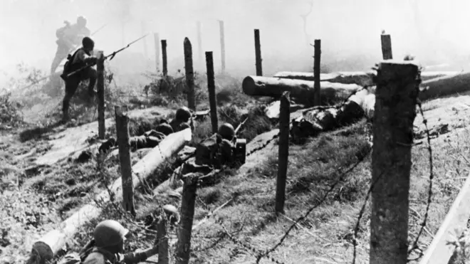 Красноармейцы штурмуют финские укрепления в ходе Зимней войны 1939-1940 годов