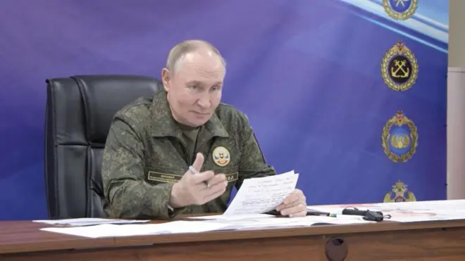 የሩሲያው ፕሬዚደንት ቭላድሚር ፑቲን የወታደር የደንብ ልብስ ለብሰው