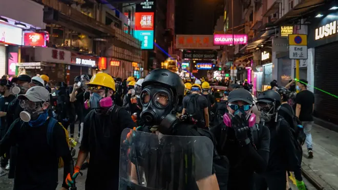 尖沙嘴街头，头戴防毒面具的示威者