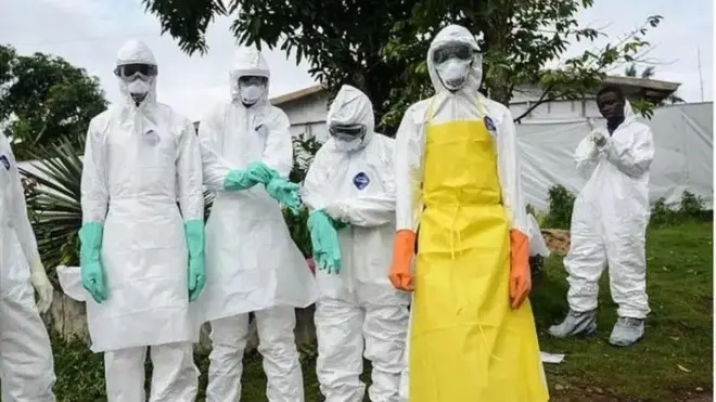 Awon eeyan to wọ aṣọ to bo ara latori de isalẹ nitori arun Ebola