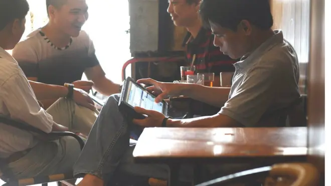 Việt Nam là quốc gia có tốc độ phát triển người sử dụng mạng Internet và đi thoại di động vào loại nhanh nhất ở Đông Nam Á và khu vực.