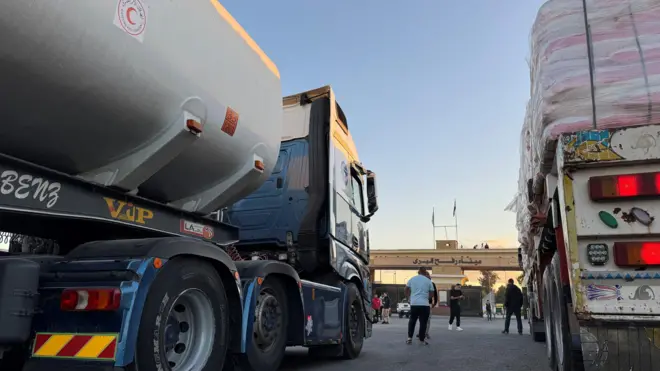 شاحنات محملة بالمساعدات الإنسانية على الجانب المصري من معبر رفح تنتظر العبور إلى قطاع غزة في 15 أكتوبر/تشرين الأول 2025