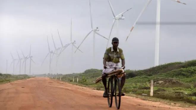 Um homem passajogar bot million casinobicicleta por um parque eólico no Sri Lanka, país que está se voltando cada vez mais para as energias renováveis ​​após uma crise econômica causadajogar bot million casinoparte pelos altos custosjogar bot million casinoenergia