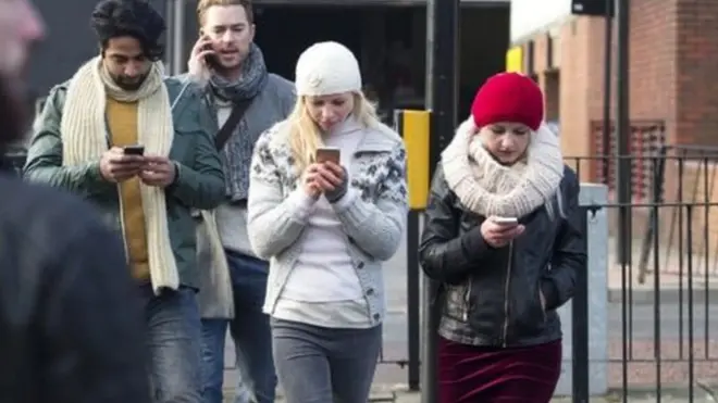 الهواتف الذكية تشتت الانتباه على الطرق