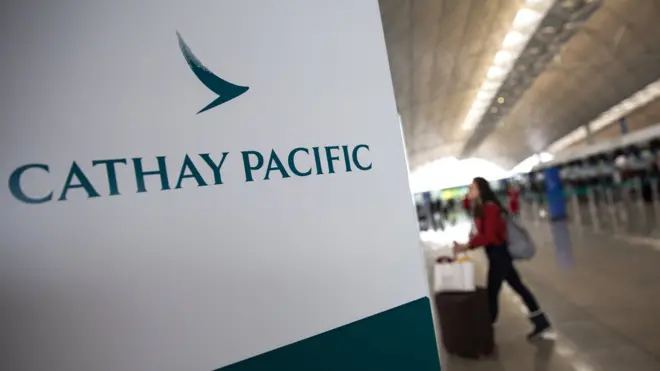 香港机场内的国泰航空标志（15/3/2017）