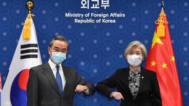 中國外交部長王毅在首爾會見韓國外長康京
