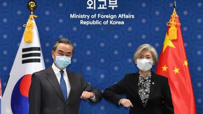 中國外交部長王毅在首爾會見韓國外長康京。