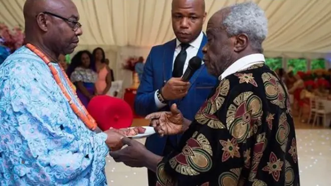 Nwoke na-eche ibe ya ọjị