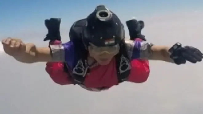 સ્કાય ડાયવિંગ કરતી મહિલા