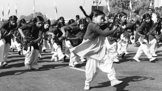 26 जनवरी, 1961 की परेड में नृत्य पेश करते स्कूली बच्चे