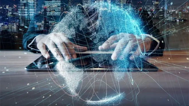 Комп'ютер і руки людини