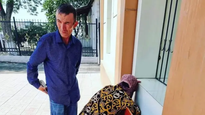 Жаҳонгир Улуғмуродовнинг ота-онаси суд биноси олдида