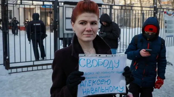 Councillor Antonina Stetsenko demands Navalny's release outside Khimki police station