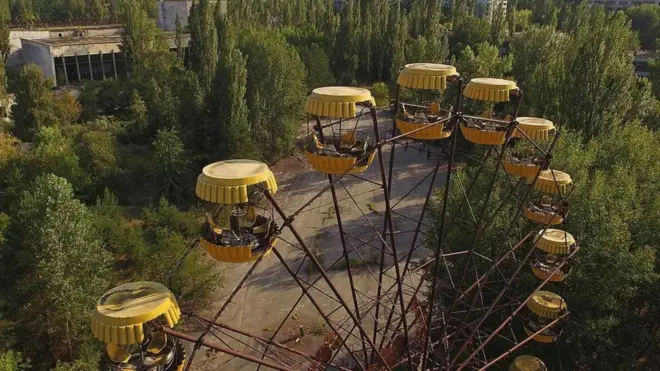 Pohon-pohon yang tumbuh di kota Pripyat di sekitar Chernobyl.