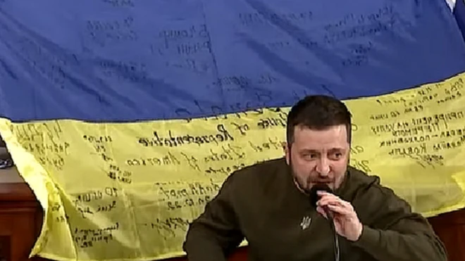 В конце выступления в Конгрессе Зеленский передал американскому парламенту флаг от украинских солдат из Бахмута