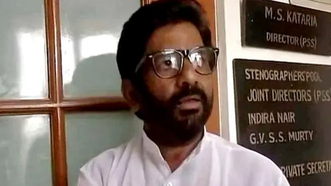 سختگیر ہندو جماعت شیو سینا کے رہنما روندر گائیکواڈ پر ایئر انڈيا کے ایک سینیئر افسر کو چپل سے مارنے کا الزام ہے۔