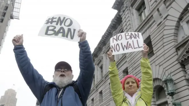 Перед слушанием у здания суда собрались протестующие