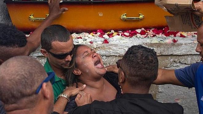 viúva de Evaldo dos Santos Rosa chora a morte do marido