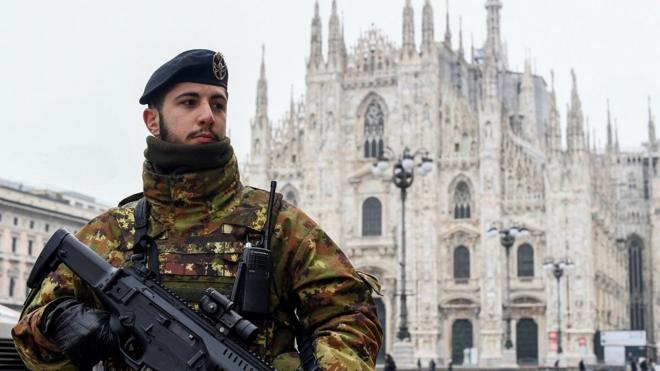 意大利米兰街头的持枪军人。