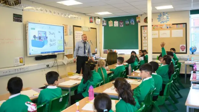 В июне после пандемии открылись некоторые детские сады и школы для детей, учащихся в первом и шестом классах, а также в подготовительном классе. Однако у родителей есть право оставить детей дома, если они считают возвращение к учебе преждевременным.