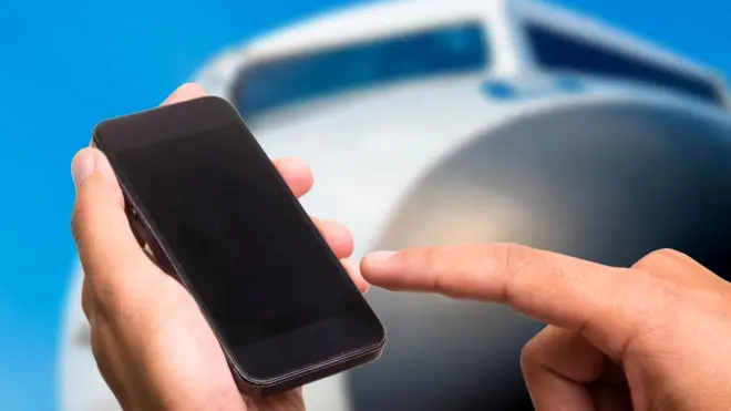 Телефон на фоне самолета