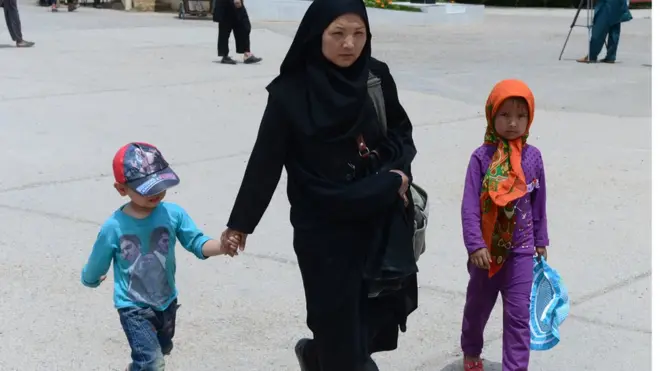 ډيری هغه افغانان چی له ایرانه را ایستل کېږی د ایرانی مامورینو له بد چلنده شکايت کوي