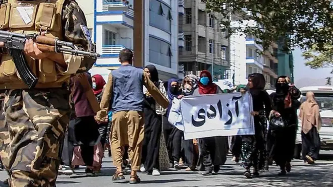 아프간 수도 카불에선 많은 여성이 거리에 나와 여성 권리 보장을 외쳤다